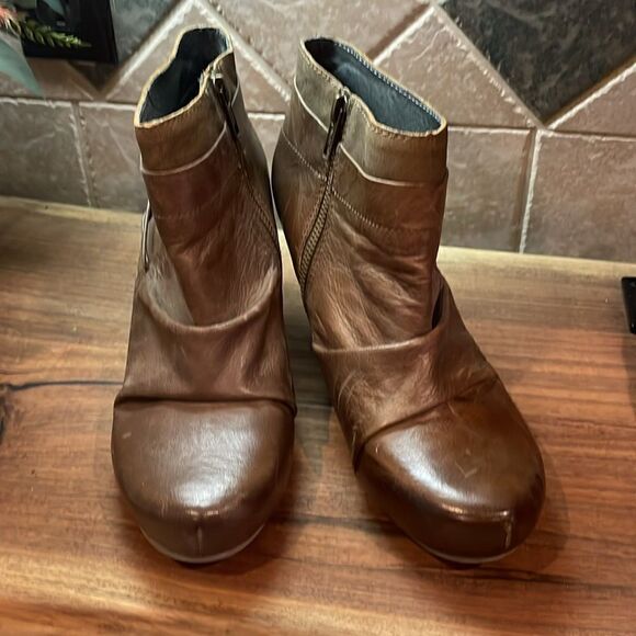 OTBT Rhinelander Leather Zip Up Booties - 7.5 - Picture 3 of 10